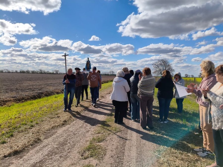 Los fieles durante la manifestaci&oacute;n de fe rumbo a la capilla.