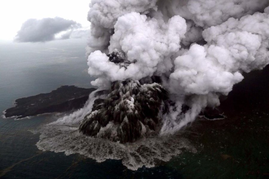 VOLCAN KRAKATOA. Ya provoc&oacute; la cancelaci&oacute;n de m&aacute;s de 500 vuelos, afectando a unos 22.800 pasajeros.
