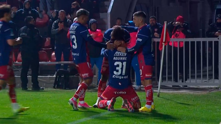 Misael Aguirre celebra su primer gol en el f&uacute;tbol profesional, que fue el tercero de Uni&oacute;n en la victoria sobre Instituto.