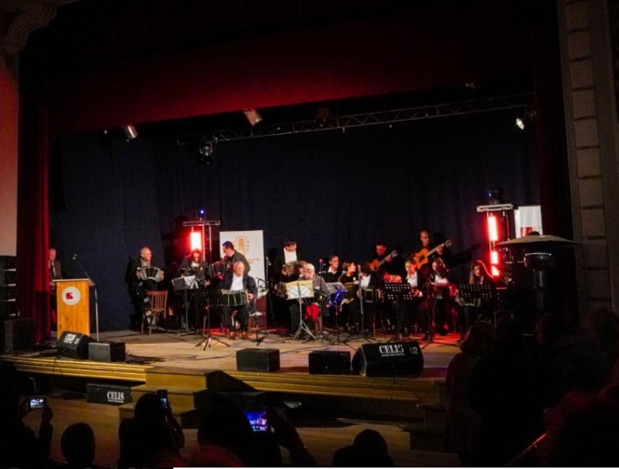 El escenario reuni&oacute; a todos los bandoneonistas en un final electrizante.