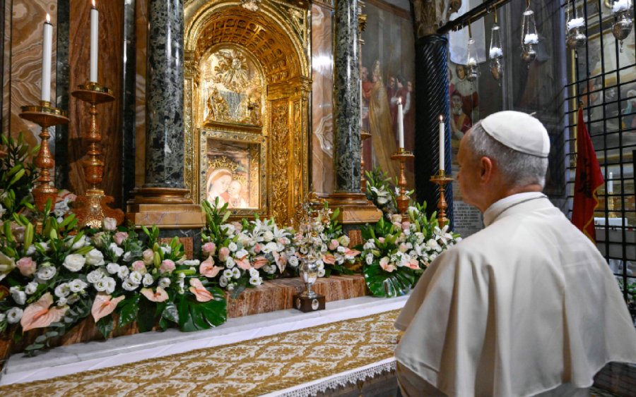 El Papa en Genazzano, santuario agustino, antes de celebrar la Misa ofreci&oacute; una rosa de oro a la imagen de Nuestra Se&ntilde;ora del Buen Consejo.