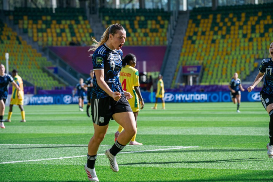 MERCEDES DIZ. Anot&oacute; el primer gol argentino.