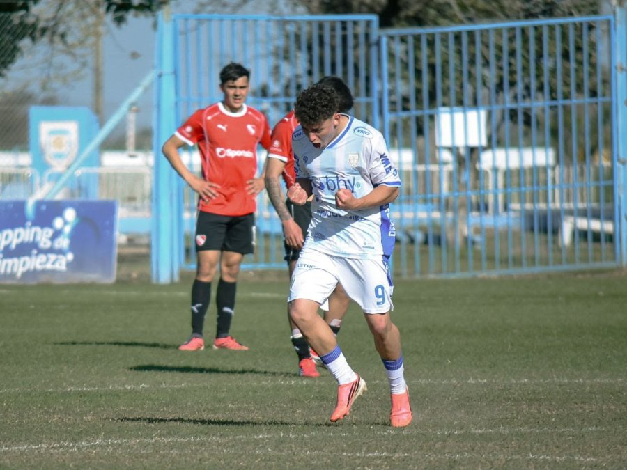 DELANTERO. Juli&aacute;n Camino anot&oacute; el segundo tanto.