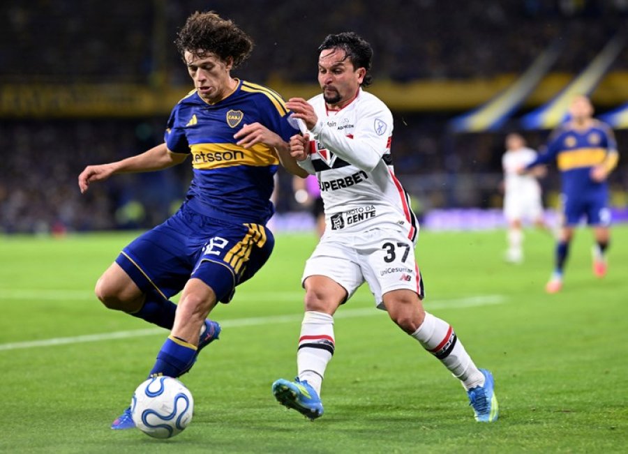 VICTORIA. El joven Jagger Herrera cubre el bal&oacute;n ante Artur.