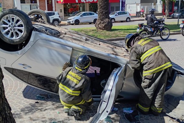 Vuelco de auto y mujer lesionada
