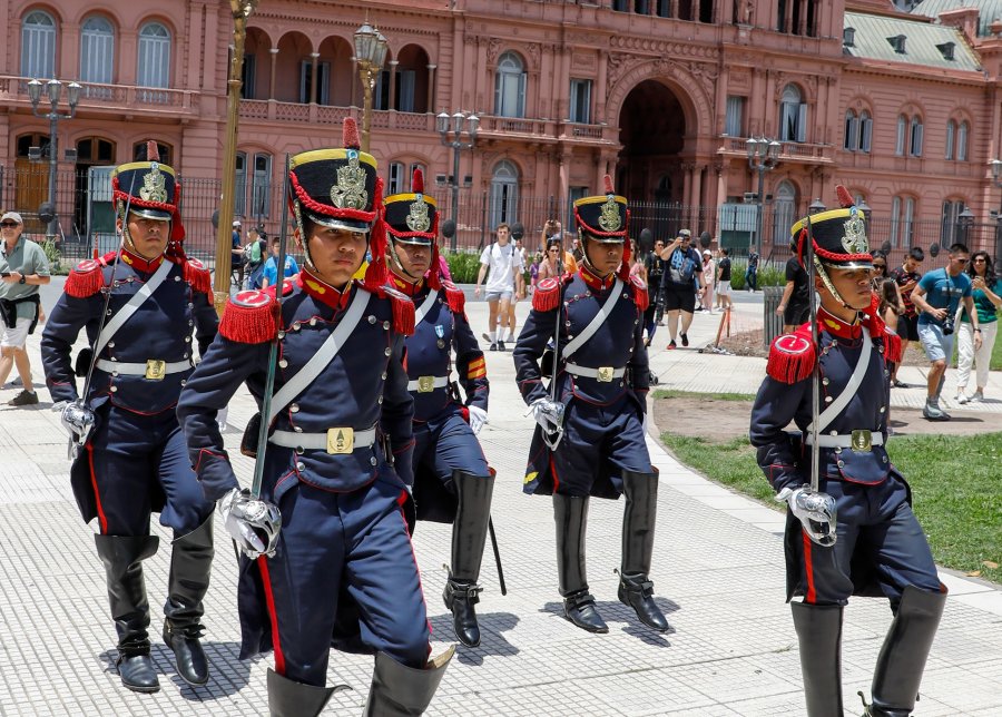 Im&aacute;genes del Regimiento de Granaderos a Caballo frente a la Casa Rosada.