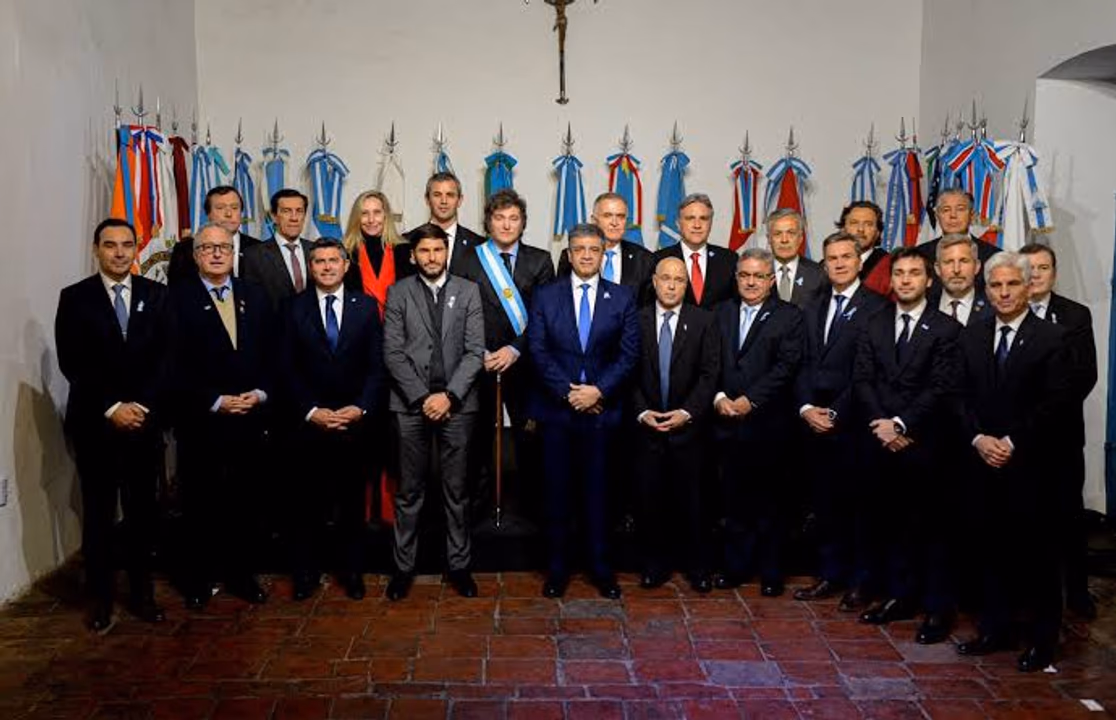 El presidente Javier Milei junto a los gobernadores.