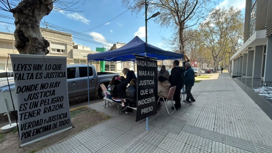 Familiares se manifestaron con la Carpa Azul en el D&iacute;a contra las Falsas Denuncias.
