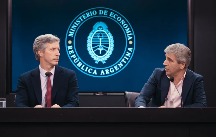 El ministro de Econom&iacute;a, Luis Caputo, y el presidente del BCRA, Santiago Bausili.