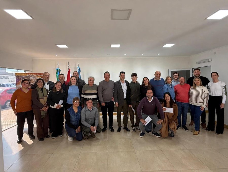 Integrantes de la Asociaci&oacute;n Regional para el Desarrollo y beneficiarios.