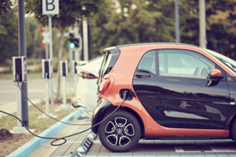 El consumo de energ&iacute;a es sustancialmente inferior a los veh&iacute;culos de gasolina o di&eacute;sel, ya que no consume combustible y se puede cargar a una toma el&eacute;ctrica.