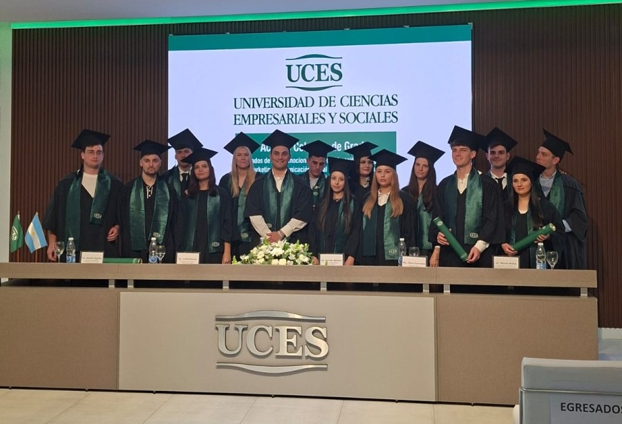 Egresados de UCES Sede Rafaela durante el Acto de Colaci&oacute;n en el que recibieron el diploma que acredita el t&iacute;tulo universitario.