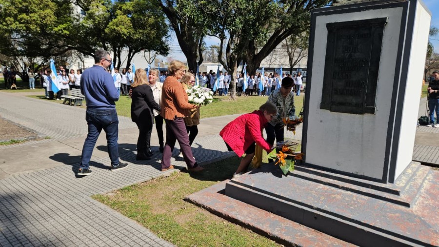 Ofrenda floral al monumento de Sarmiento.