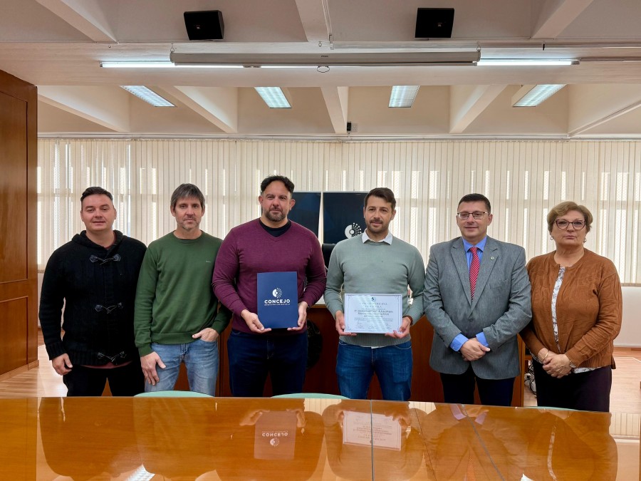 M&aacute;rsico y Fossatti entregaron la Declaraci&oacute;n de Inter&eacute;s Municipal por el 35&deg; aniversario del C&iacute;rculo de Kinesi&oacute;logos, Fisioterapeutas y Terapistas F&iacute;sicos del Departamento Castellanos. (FOTO PRENSA CONCEJO)