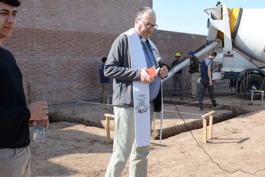 El p&aacute;rroco, Fernando Sepertino, bendiciendo la obra.