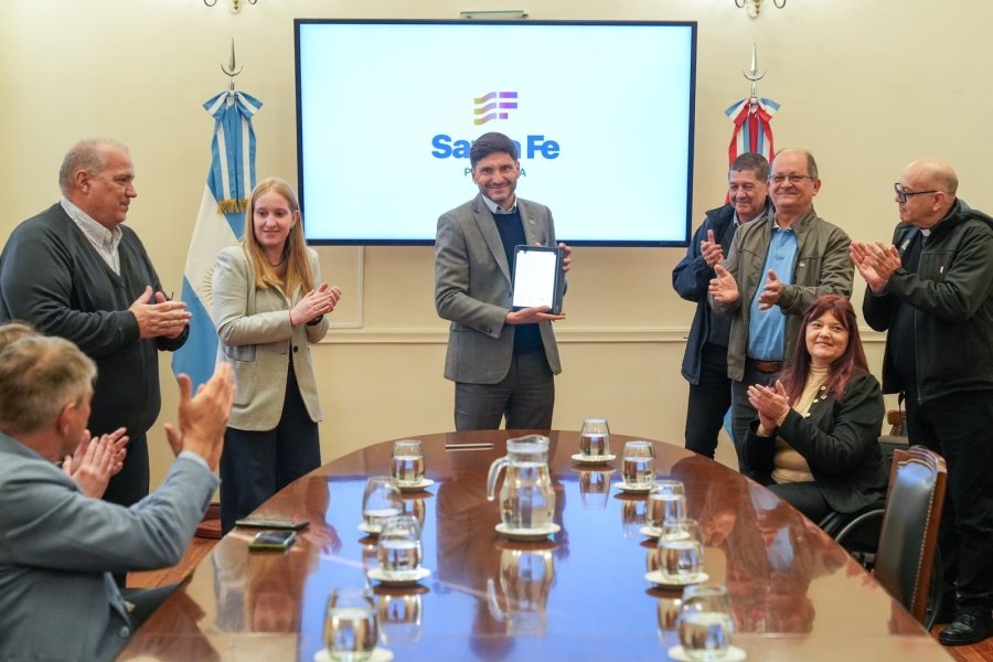 INICIATIVA SOLIDARIA. El gobernador Maximiliano Pullaro firm&oacute; este jueves el convenio con representantes de las entidades.
