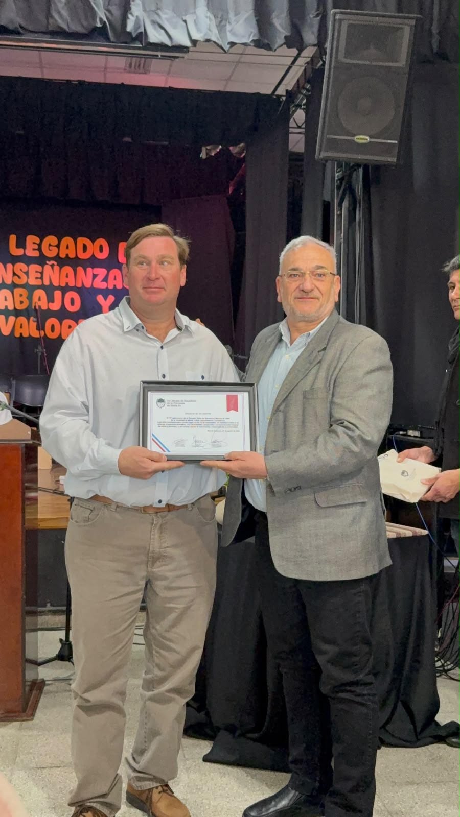 Adrei&aacute;n Coalova y Alcides Calvo durante la entrega del reconocimiento.
