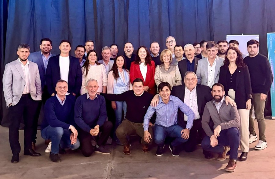 La delegaci&oacute;n de dirigentes, empresarios y ejecutivos del Centro Comercial e Industrial de Rafaela y la Regi&oacute;n que particip&oacute; del Almuerzo por el D&iacute;a de la Industria de FISFE en Esperanza. (FOTO PRENSA CCIRR)