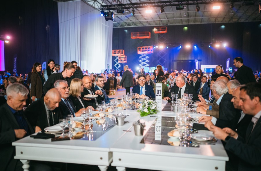 La mesa principal con las m&aacute;ximas autoridades durante el Almuerzo por el D&iacute;a de la Industria, con el gobernador Maximiliano Pullaro, y los presidentes de UIA, Gustavo Rappallini y de FISFE, Javier Mart&iacute;n entre otros. (FOTO PRENSA FISFE)