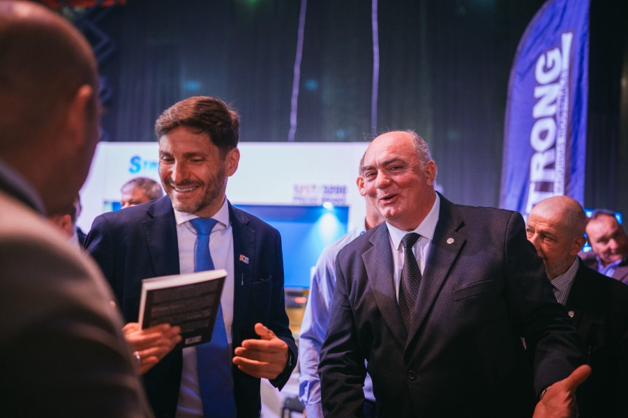 Javier Mart&iacute;n y Maximiliano Pullaro en las amplias instalaciones del CICAE en Esperanza. (FOTO PRENSA FISFE)