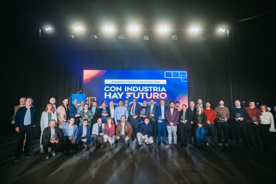 Los representantes de las empresas santafesinas que recibieron el Premio al M&eacute;rito Industrial este viernes en Esperanza. (FOTO PRENSA FISFE)