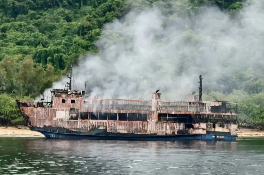 INCENDIO EN UN FERRY EN INDONESIA. Ya son 35 los muertos y hay m&aacute;s de 50 desaparecidos.