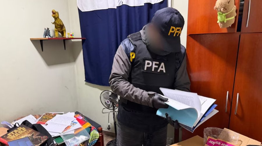 PLAN FRUSTRADO. El FBI intervino gracias al ChatGPT y la Polic&iacute;a Federal allan&oacute; la casa del adolescente en Quilmes.