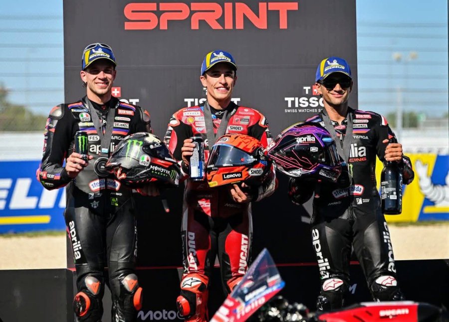 Marco Bezzecchi (2&deg;), Marc M&aacute;rquez (1&deg;) y Jorge Mart&iacute;n (3&deg;).