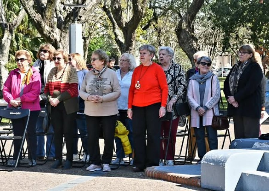 Grupo de docentes jubiladas, organizadoras del acto.