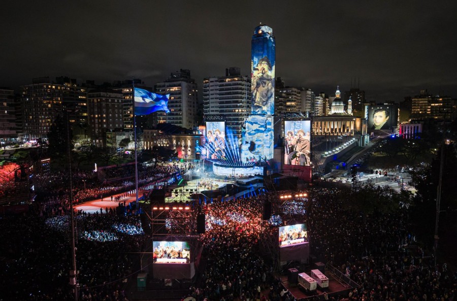Incre&iacute;ble ceremonia de apertura de los Juegos Suramericanos en el Monumento a la Bandera en Rosario, ante una multitud y con un show de enorme jerarqu&iacute;a con artistas de primer nivel. (FOTO SC)