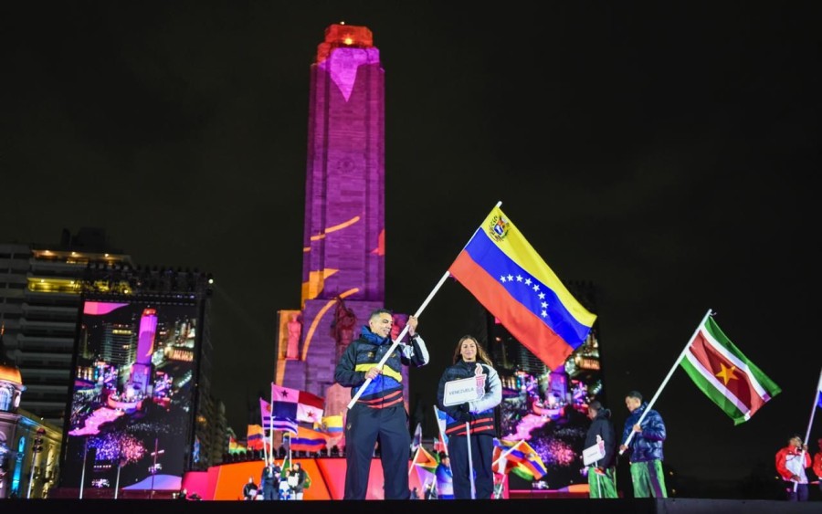 Las delegaciones de los distintos pa&iacute;ses que participar&aacute;n en los Juegos se presentaron en el Monumento en la fr&iacute;a noche rosarina. (SC)