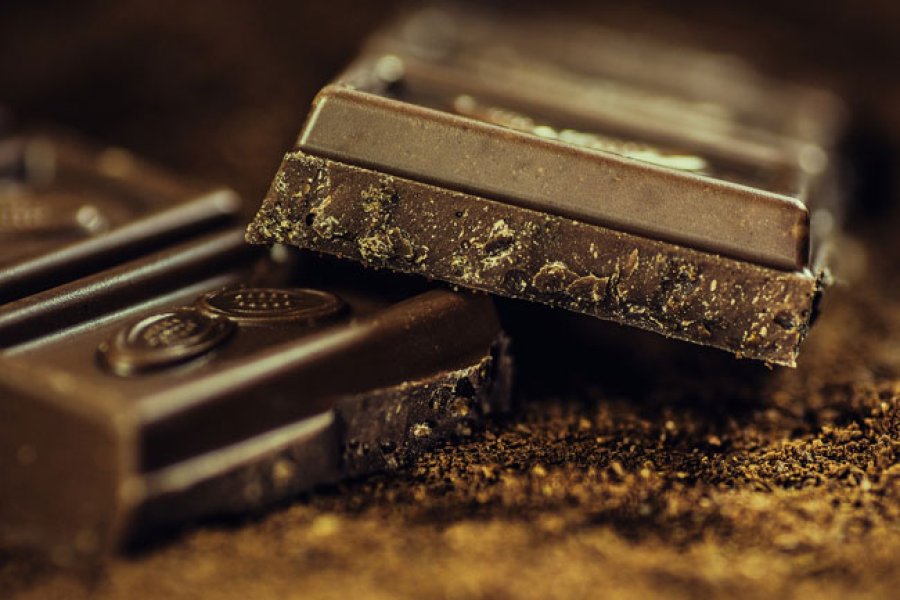 Es altamente nutritivo si el porcentaje de la tableta es en gran parte cacao puro.