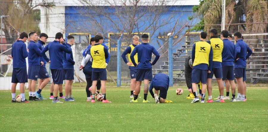 TEMPRANITO. El Lobo juega en el mediod&iacute;a dominical.