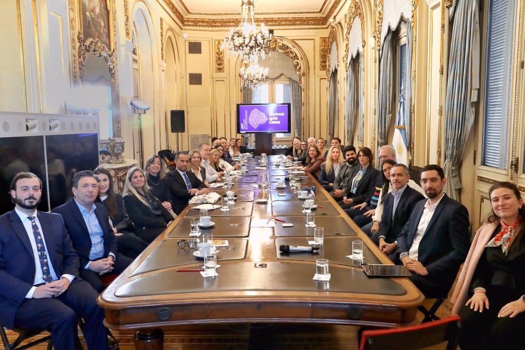 Karina Milei con legisladores.
