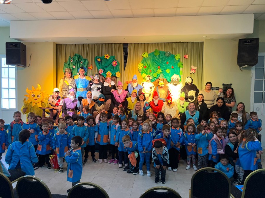 Los escolares y los actores frente al escenario.