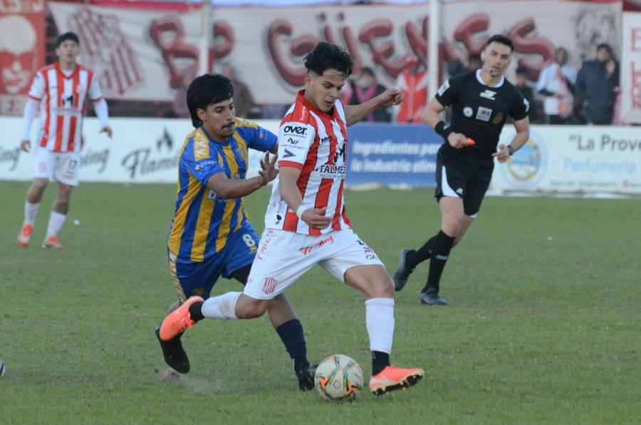 VOLANTE. Salcedo inicia un avance juliense.