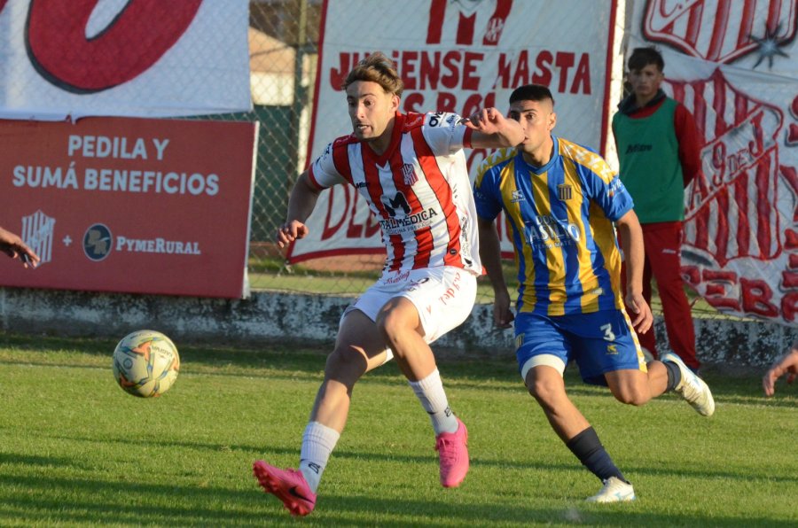 <span dir="auto" style="vertical-align: inherit;"><span dir="auto" style="vertical-align: inherit;">Abondetto protege el bal&oacute;n.</span></span>