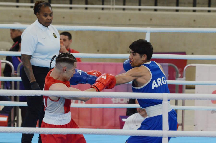 VENCEDOR. Santiago Tuli&aacute;n (de azul) gan&oacute; su combate de cuartos de final.