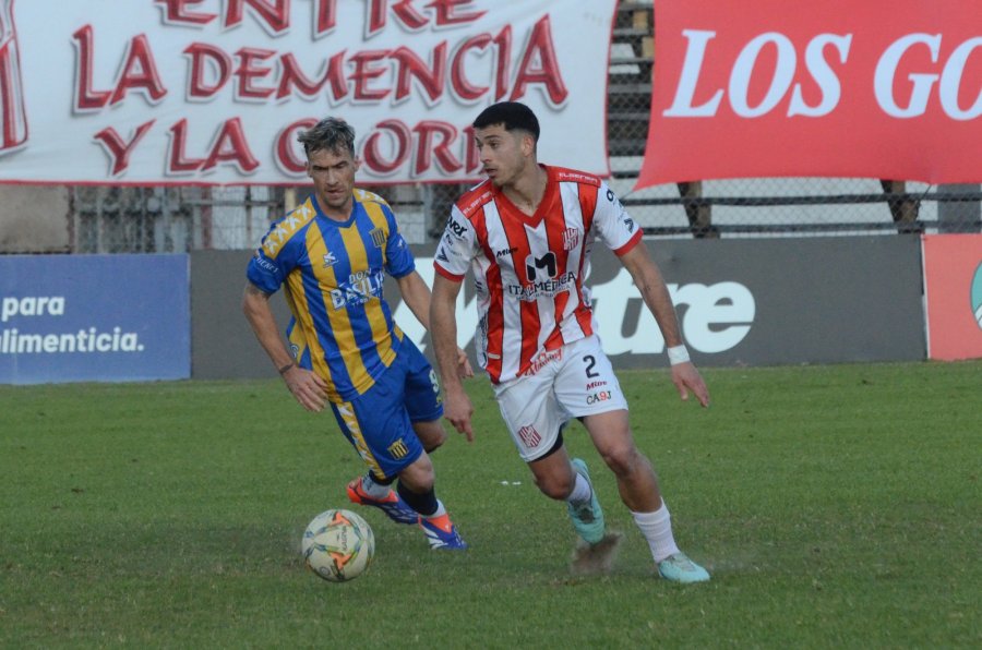 POR ABAJO. Tom&aacute;s Androetto sale jugando en la derrota ante Mitre.