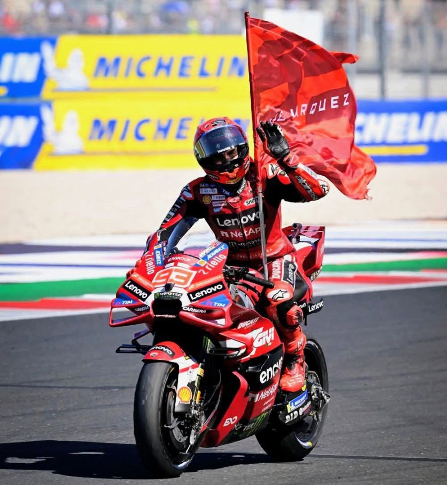 Marc M&aacute;rquez en la vuelta de honor con su Ducati.