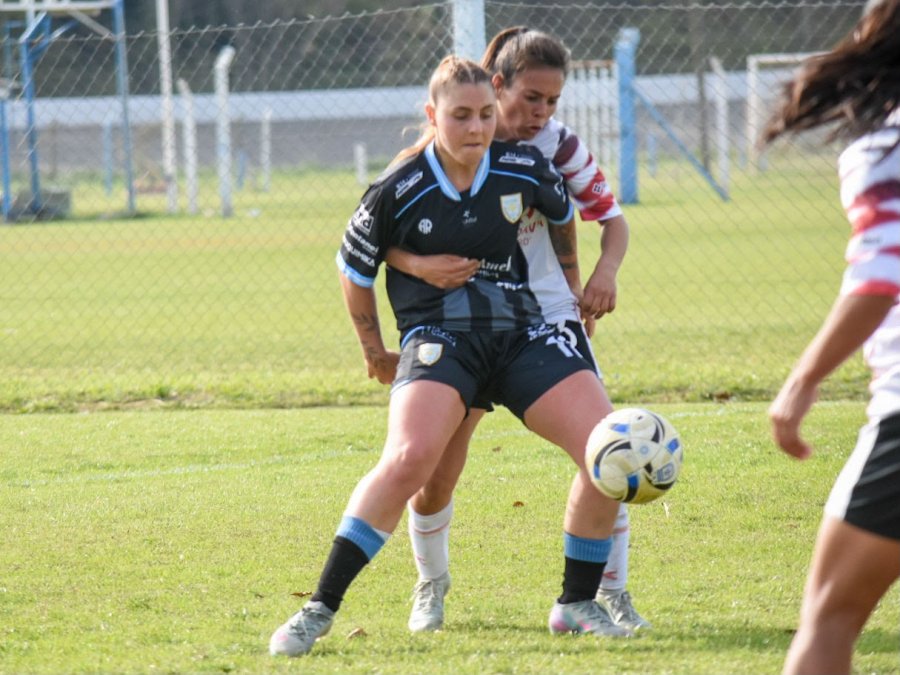 Camila Ju&aacute;rez cubre el bal&oacute;n.