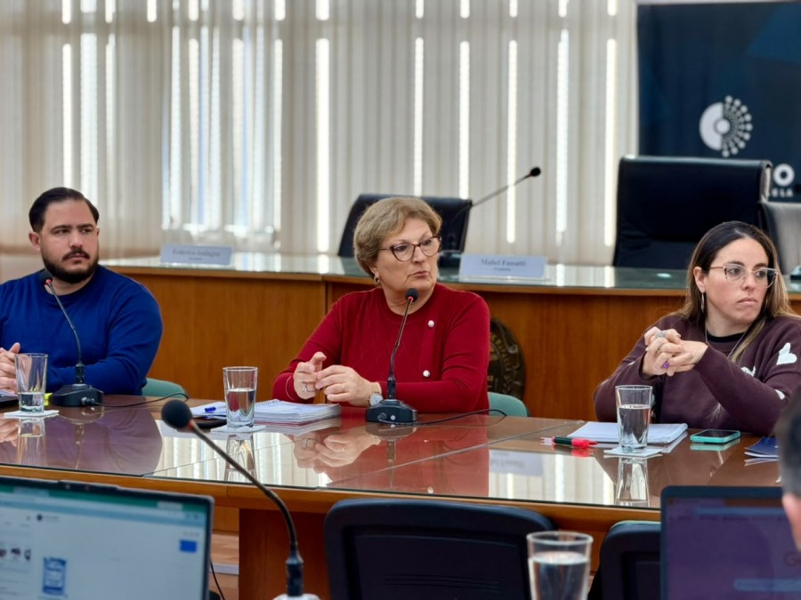 Mabel Fossatti, presidenta del Concejo, junto al secretario Federico Audagna y la prosecretaria Janise Lamas. (FOTO PRENSA CONCEJO)