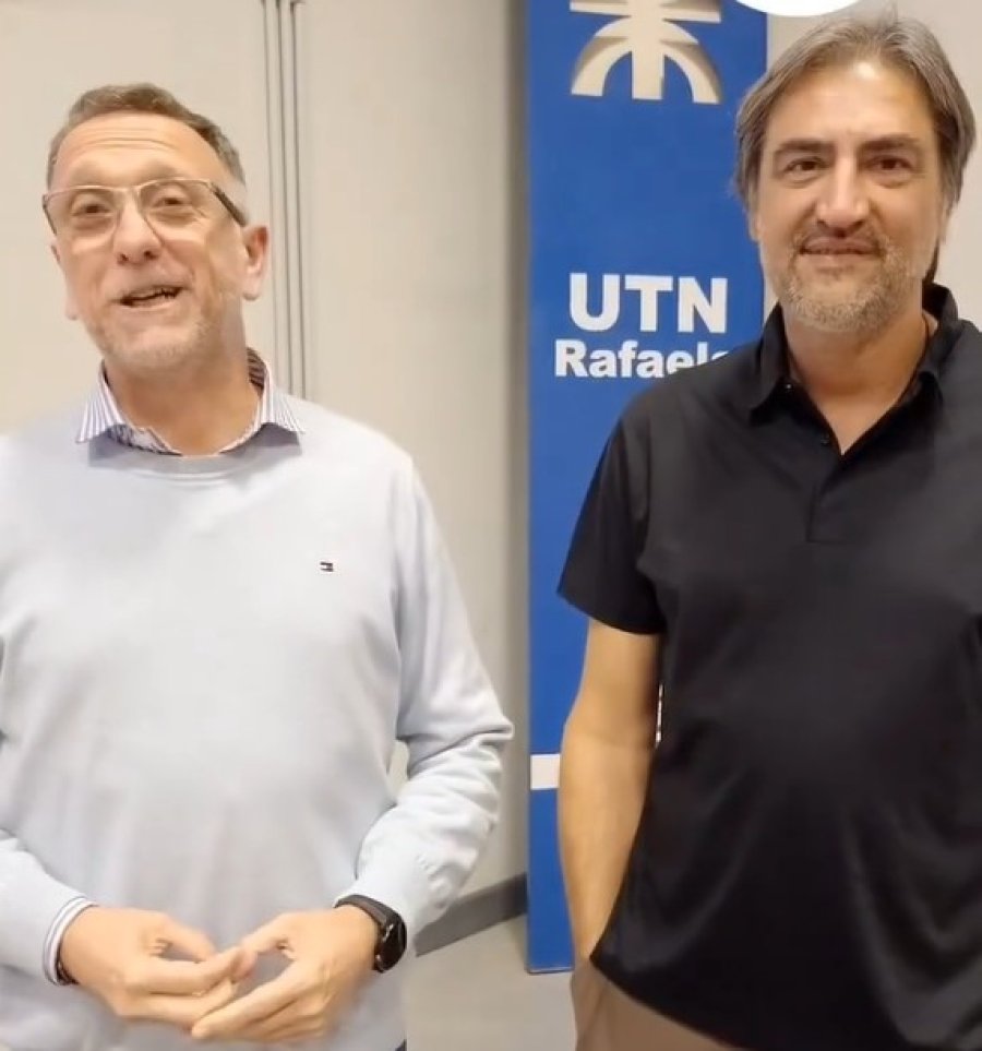 Diego Peiretti y Diego Angulo, graduados de la UTN, durante la charla con estudiantes.