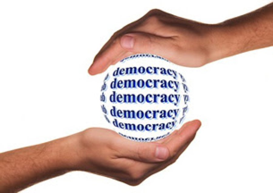 La democracia es un valor universal pero al mismo tiempo no existe un modelo &uacute;nico de democracia, sino un sin n&uacute;mero de interpretaciones que comparten principios y valores comunes.
