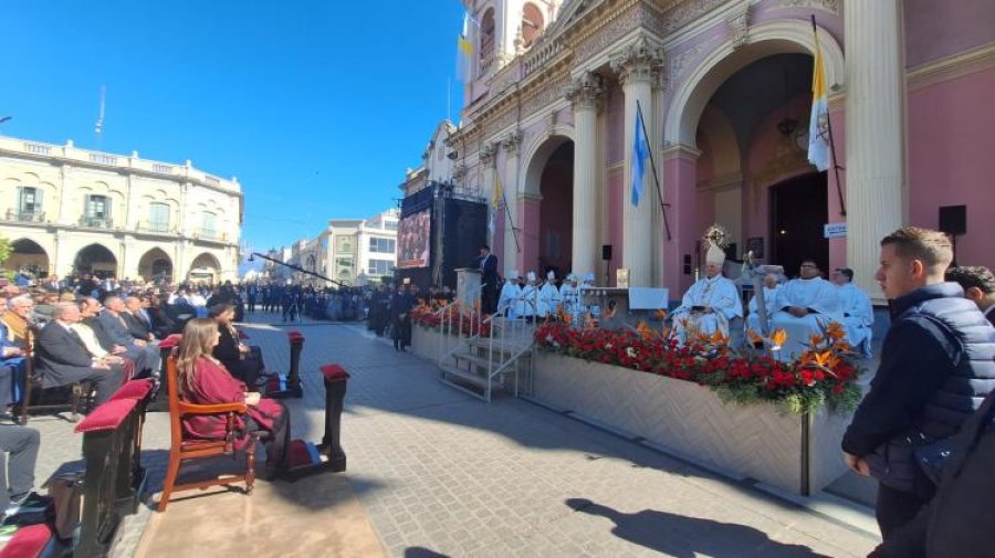 Frente a la catedral salteña, los celebrantes y parte de los feligreses.