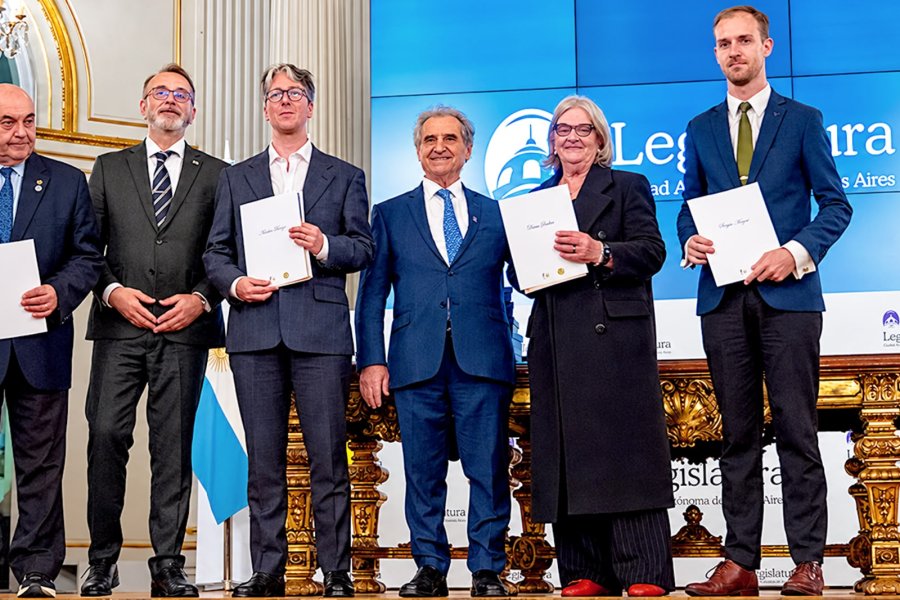 CORRESPONSAL DE GUERRA. El periodista rafaelino Bryan J. Mayer recibi&oacute; una distinci&oacute;n de manos del embajador Yurii Klymenko.