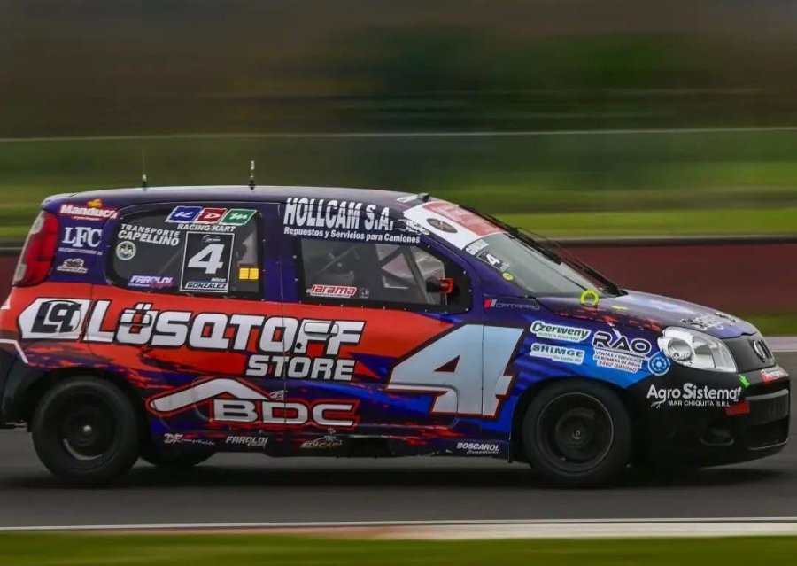 Nicol&aacute;s Gonz&aacute;lez y su Fiat Uno Way en San Nicol&aacute;s.