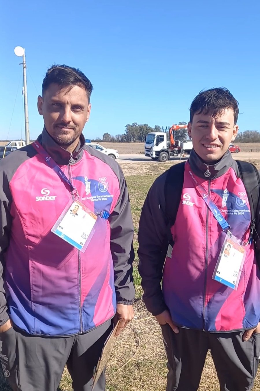AL COSTADO DE LA RUTA. Demis Aleman y Santiago Lambert, Voluntarios en los Juegos.