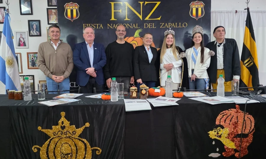 El grupo que presidi&oacute; el reciente encuentro.