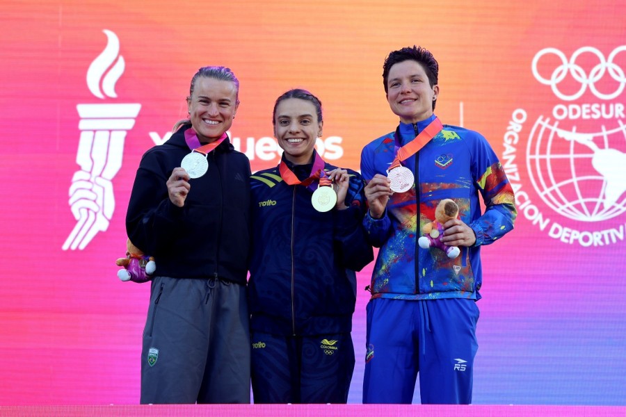 Las tres atletas que subieron al podio en la prueba de Triatl&oacute;n femenino.